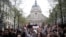 Sinh viên Pháp biểu tình phản đối cải cách giáo dục của Tổng thống Macron trước trường đại học Sorbonne ở Paris ngày 10/4/2018.