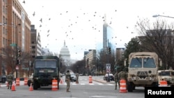 Miembros de la Guardia Nacional vigilan frente al Capitolio en Washington DC, Estados Unidos, 17 de enero de 2021.