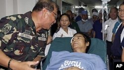 Philippine Southern Luzon Command Chief Lt. General Roland Detabali, left, talks with captured senior communist rebel commander, Tirso Alcantara, at a military hospital in suburban Quezon City, 5 Jan 2011