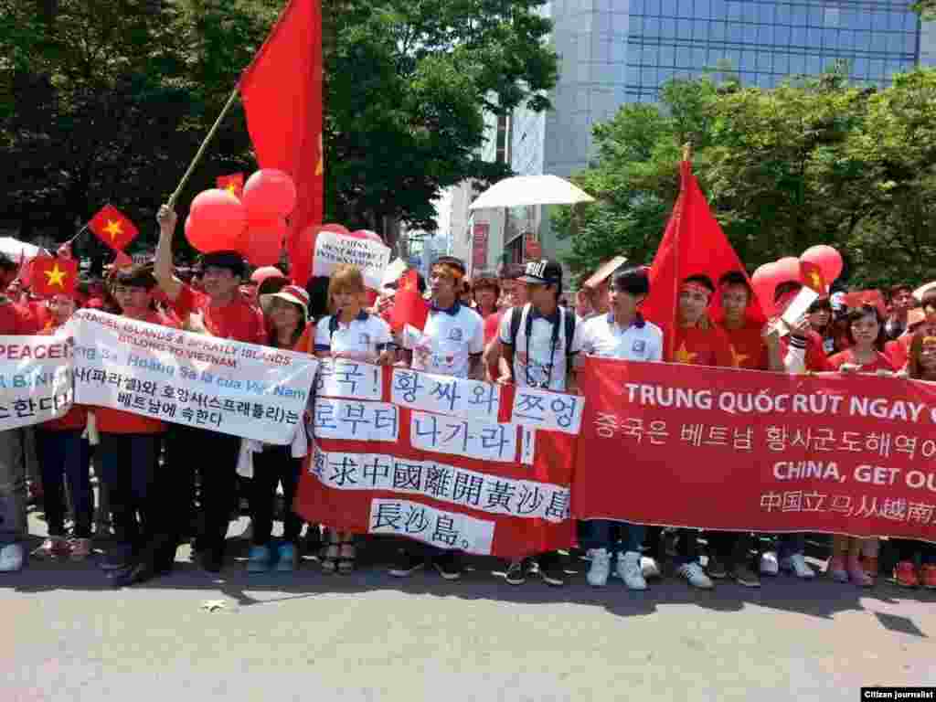 Protesters march against China in Busan, South Korea, May 18, 2014.