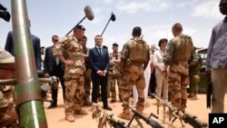 Le président français Emmanuel Macron, centre gauche, rend visite aux soldats de l'opération Barkhane, la plus grande opération militaire française à l'étranger, à Gao, dans le nord du Mali, le vendredi 19 mai 2017.