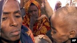 Mama na mwanawe aliyedhoofishwa na njaa 