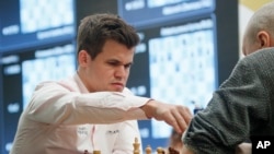 ARCHIVO - El campeón mundial de ajedrez, el noruego Magnus Carlsen.