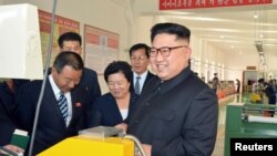 10월초, 만경대혁명사적지기념품공장을 시찰하고 있는 김정은 북한 노동당 위원장 (자료사진)