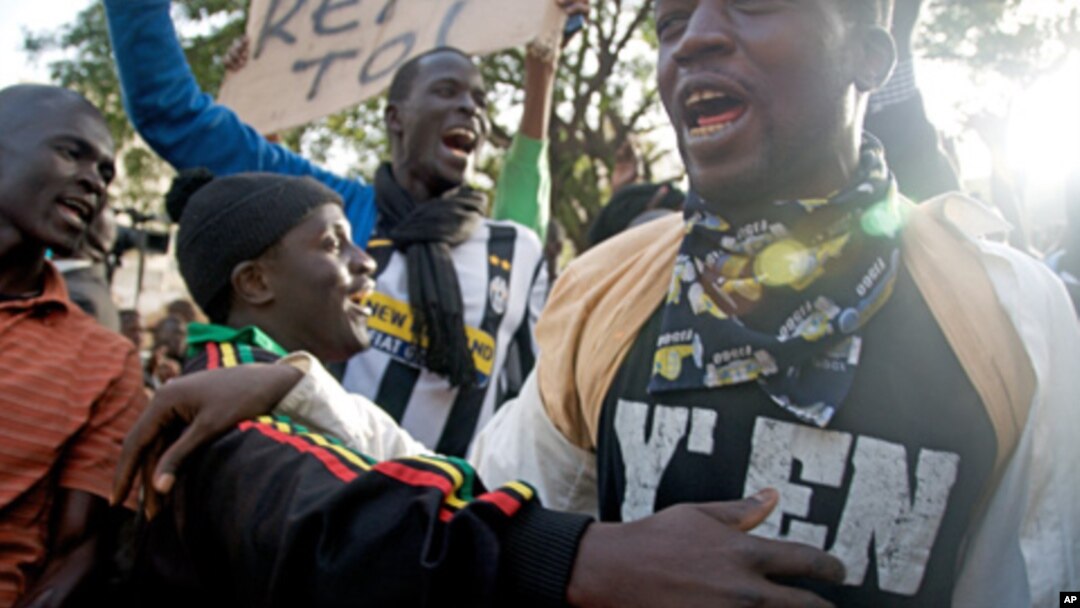 Protesters in Senegal demand that President Abdoulaye Wade quit his bid for a third term in February 26 elections, Feb 21, 2012.