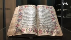 نگهداری یک جلد قرآن کریم قدیمی در موزیم ملی افغانستان