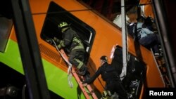 Tim penyelamat bekerja di lokasi di mana jembatan layang untuk metro sebagian runtuh dengan gerbong kereta di atasnya di stasiun Olivos di Mexico City, Meksiko, 3 Mei 2021. (Foto: REUTERS/Luis Cortes)