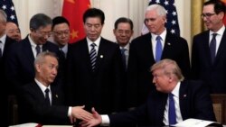 Predsjednik Donald Trump rukuje se sa kineskim vicepremijerom Liu Heom, nakon potpisivanja trgovinskog sporazuma u Bijeloj kući, 15. januar 2020. (Foto: AP/Evan Vucci)