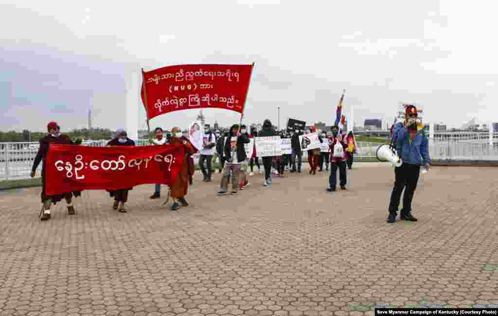 အမေရိကန်ပြည်ထောင်စု ကန်တပ်ကီပြည်နယ်က မြန်မာ့အရေးဆန္ဒပြပွဲ။ (ဧပြီ ၁၇၊ ၂၀၂၁။ ဓာတ်ပုံ - Save Myanmar Campaign of Kentucky)