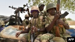 Des soldats dans le camps militaire de Bosso, dans la région du Niger, près des combats contre Boko Haram, le 17 juin 2016.