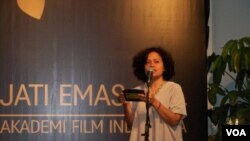 Mira Lesmana memberikan sambutan dalam acara penghargaan Akademi Film Indonesia 2014 di Jakarta, Senin, 24 Maret 2014 (VOA/Iris Gera)