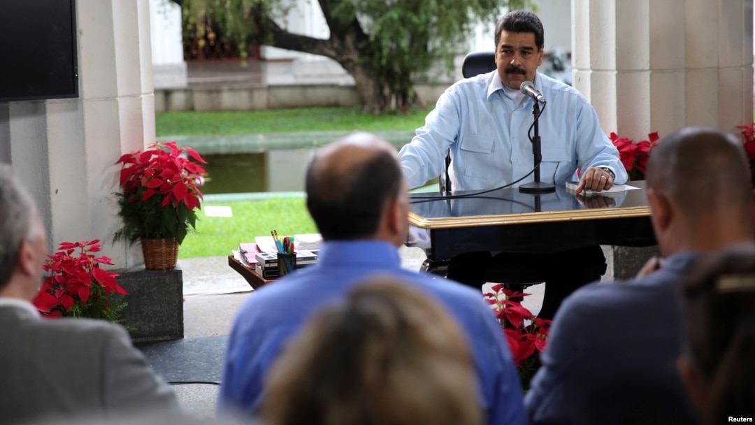 Venezuela's President Nicolas Maduro (C) speaks during his weekly broadcast "En contacto con Maduro" (In contact with Maduro) in Caracas, Venezuela, Nov. 13, 2016. (Miraflores Palace/Handout)