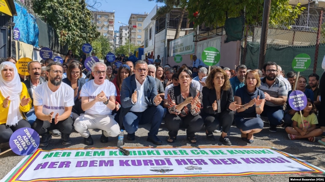 Basın açıklamasına katılanlar bir süre derneğin bulunduğu sokakta oturma eylemi yaptı.
