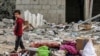 밤새 진행된 이스라엘군 공습으로 파괴된 가자지구 남부 라파 건물 잔해 주변에 26일 어린이가 서 있다. 