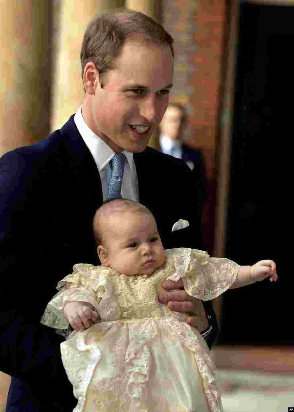 Pangeran William dan putranya yang berusia tiga bulan, Pangeran George. (AP/John Stillwell)