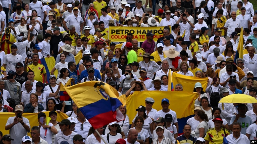 En esta vista aérea, manifestantes marchan contra el gobierno del presidente colombiano Gustavo Petro por las reformas de salud y pensiones en Cali, Colombia, el 21 de abril de 2024.