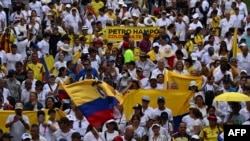 En esta vista aérea, manifestantes marchan contra el gobierno del presidente colombiano Gustavo Petro por las reformas de salud y pensiones en Cali, Colombia, el 21 de abril de 2024.