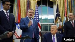 Ted Cruz ligel Serokê Amerîkayê Donald Trump li Koşka Spî.