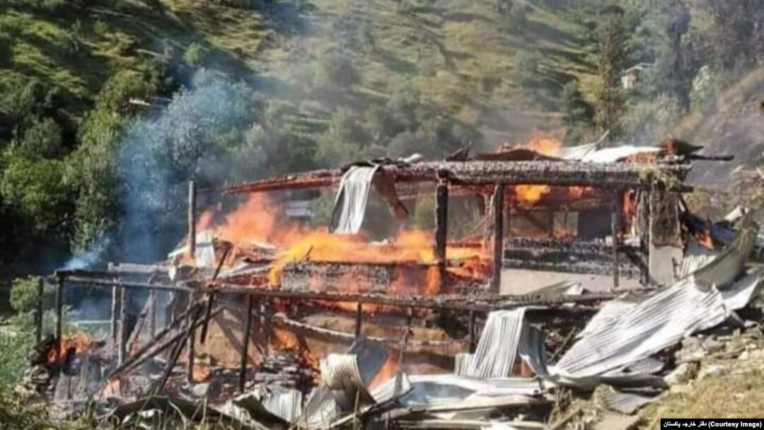 پاکستان کی فوج اور دفتر خارجہ نے متاثرہ علاقے کی تصاویر بھی جاری کی ہیں