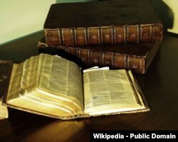 Une édition de 1581 de la Bible de Genève utilisée par les puritains, qui ont rejeté l'utilisation par l'Église d'Angleterre de la Bible King James.
