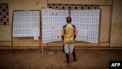 Registre à un bureau de vote lors de l'élection présidentielle le 27 août 2016 à Libreville au Gabon.