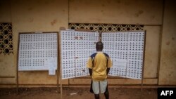 Un Gabonais vérifie le registre dans un bureau de vote lors de l'élection présidentielle le 27 août 2016, à Libreville.