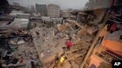 Les secouristes travaillent sur lieu où un immeuble en construction s’est effondré à Nairobi, Kenya, 30 avril 2016. (AP photo / Sayyid Abdul Azim)