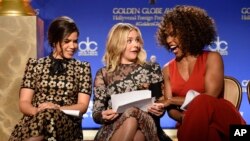 De izquierda a derecha, America Ferrera, Chloe Grace Moretz y Angela Bassett durante las nominaciones de los Globos de Oro.