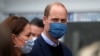 Pangeran William mengenakan masker saat mengunjungi HugglePets untuk menandai peringatan Pekan Kesehatan Mental di Wolverhampton, Inggris, 13 Mei 2021. (Foto: Adrian Dennis/Pool via Reuters) 