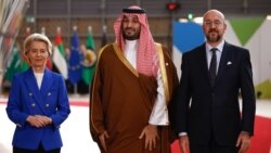 یورپی کمیشن کی صدر ارسلا وان ڈیر لیین اور یورپی کونسل کے صدر چارلس مشیل ، سعودی ولی عہد شہزادہ محمد بن سلمان سولہ اکتوبر 2024 کو برسلز میں یورپی یونین - گلف کوآپریشن کونسل (جی سی سی) کے سربراہی اجلاس میں۔فوٹو اے ایف پی