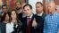 El senador Marco Rubio, centro, habla a miembros de los medios de comunicación después de que él, el senador Rick Scott, derecha, y el representante Mario Díaz-Balart, segundo desde la derecha, se reunieron con líderes de la comunidad venezolana,.