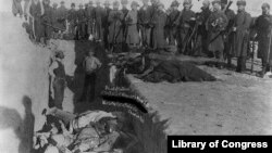 Des soldats américains enterrent des corps gelés d'Amérindiens à Wounded Knee, dans le Dakota du Sud, le 17 janvier 1891, 19 jours après le massacre des Lakota.