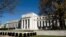 Gedung Federal Reserve di Washington, 3 April 2012. (Foto: REUTERS/Joshua Roberts)