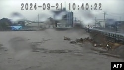 石川县河流资讯系统的闭路电视画面显示，河川因大雨接近满水位，当局要求上万人撤离。(法新社照片/石川县河流资讯系统)