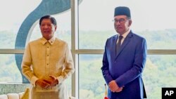 မလေးရှား ဝန်ကြီးချုပ် အန်ဝါ အီဘရာဟင် (ယာ) ဖိလစ်ပိုင်သမ္မတ Ferdinand Marcos Jr (ဝဲ) တို့ကို အတူတွေ့ရစဉ် (ဇူလိုင် ၂၆၊ ၂၀၂၃)