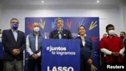 El presidente electo de Ecuador, Guillermo Lasso, habla con los medios de comunicación en Quito, Ecuador, el 12 de abril de 2021.