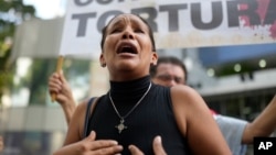 ARCHIVO - Saudy Gil, madre de un preso político venezolano, llora durante una protesta de familiares de detenciones para pedir sus libertades y denunciar las pésimas condiciones de la cárcel de Tocuyito, en Caracas, el 18 de octubre de 2024.