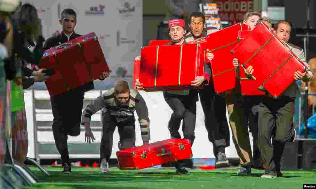 People take part in the &quot;Bellboy Run&quot; category during the Berliner Kellnerlauf (Berlin Waiter Run) in Berlin, Germany. 