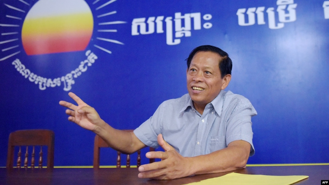 Ông Lim Kimya, cựu nghị sĩ thuộc Đảng Cứu quốc Campuchia, phát biểu trong một cuộc phỏng vấn với AFP tại Phnom Penh vào ngày 17 tháng 10 năm 2017.