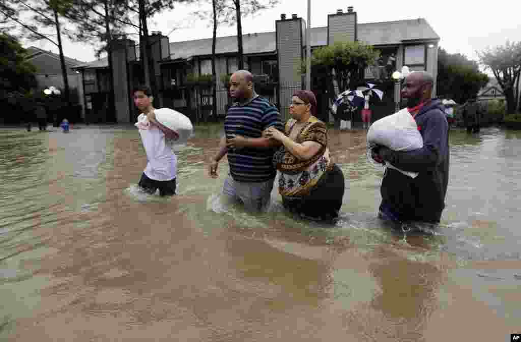 Les habitants sont évacués suite aux les inondations à Houston, Texas, le 18 avril 2016.