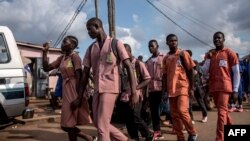 Des lycéens dans un marché à Yaoundé au Cameoun le 1er octobre 2018.