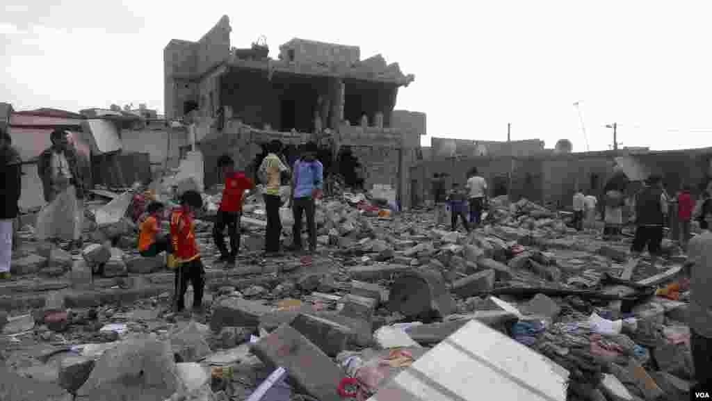 This neighborhood, where more than 100 buildings have been destroyed, has brought attention to the plight of Yemenis, Sana&#39;a, Oct. 9, 2015. (VOA/A. Mojalli)