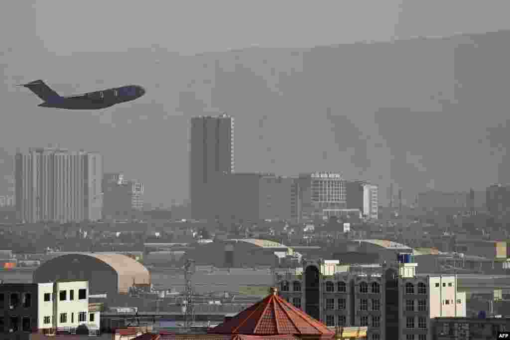 미국 공군 수송기가 아프가니스탄 카불 국제공항에서 이륙하고 있다.
