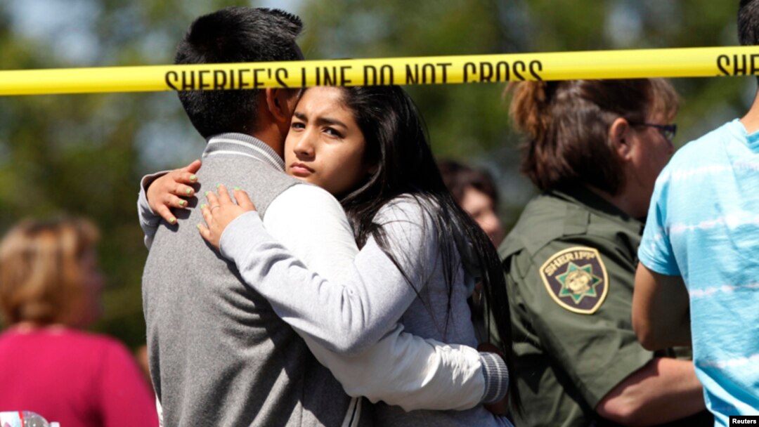 Padres y estudiantes se abrazan en su reencuentro luego del tiroteo en la escuela secundaria de Reynolds.