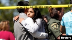 Padres y estudiantes se abrazan en su reencuentro luego del tiroteo en la escuela secundaria de Reynolds.