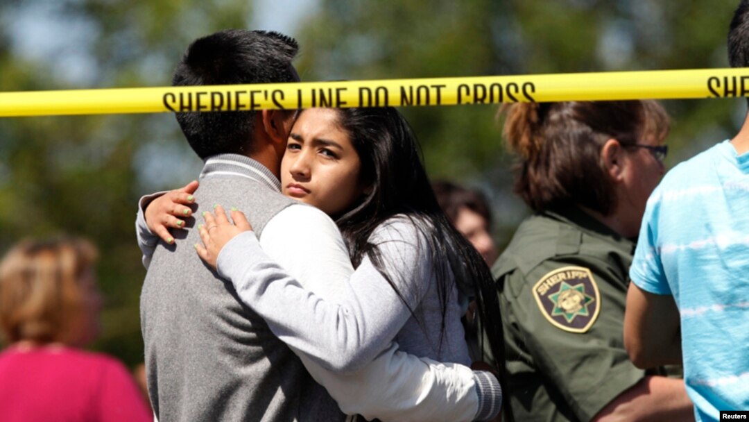 Orangtua dan siswa bertemu kembali setelah penembakan di Sekolah Menengah Reynolds di Troutdale, Oregon (10/6). (Reuters/Steve Dipaola)