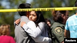 Orangtua dan siswa bertemu kembali setelah penembakan di Sekolah Menengah Reynolds di Troutdale, Oregon (10/6). (Reuters/Steve Dipaola)