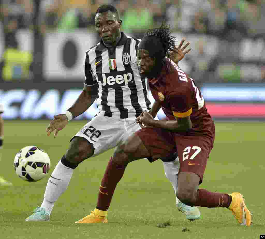 Kwadwo Asamoah de la Juventus, à gauche, engagé dans un défi avec Gervinho de Roma au cours d&#39;un match de Série entre la Juventus et Roma au stade de la Juventus, à Turin, en Italie, dimanche 5 octobre 2014. 