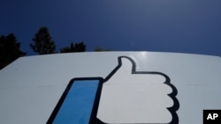 Esta foto de archivo del 25 de abril de 2019 muestra el logotipo "Me gusta" con el pulgar hacia arriba en un cartel en la sede de Facebook en Menlo Park, California.