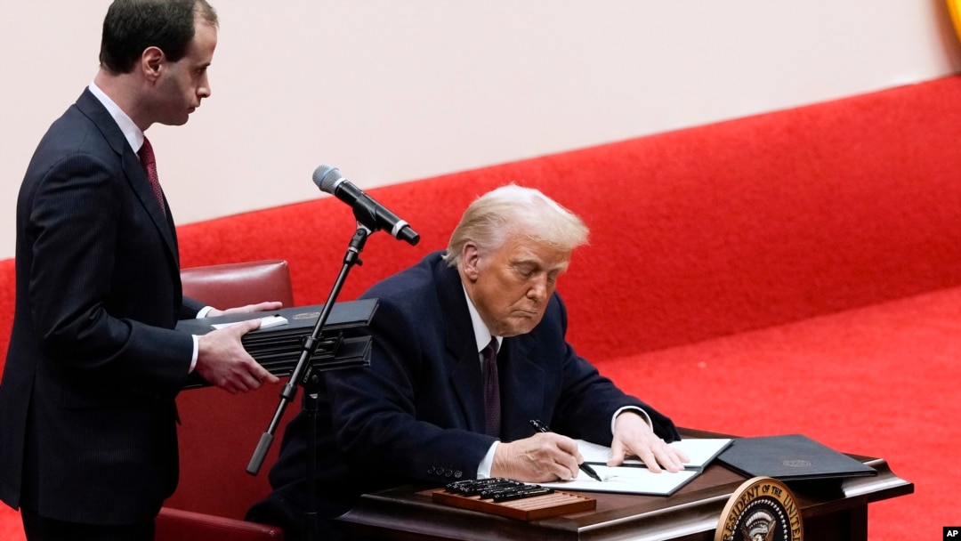 Tổng thống Donald Trump ngày 20/1/2025 ký một loạt các sắc lệnh Hành pháp trong đó có sắc lệnh yêu cầu các cơ quan liên bang “thực hiện mọi bước cần thiết để chấm dứt các thỏa thuận làm việc từ xa”' 